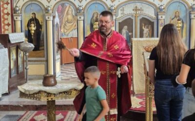 Povodom početka nove školske godine u hramu je služen moleban za blagoslov i sretan početak školskog puta.Поводом почетка нове школске године у храму је служен молебан за благослов и срећан почетак школског пута.